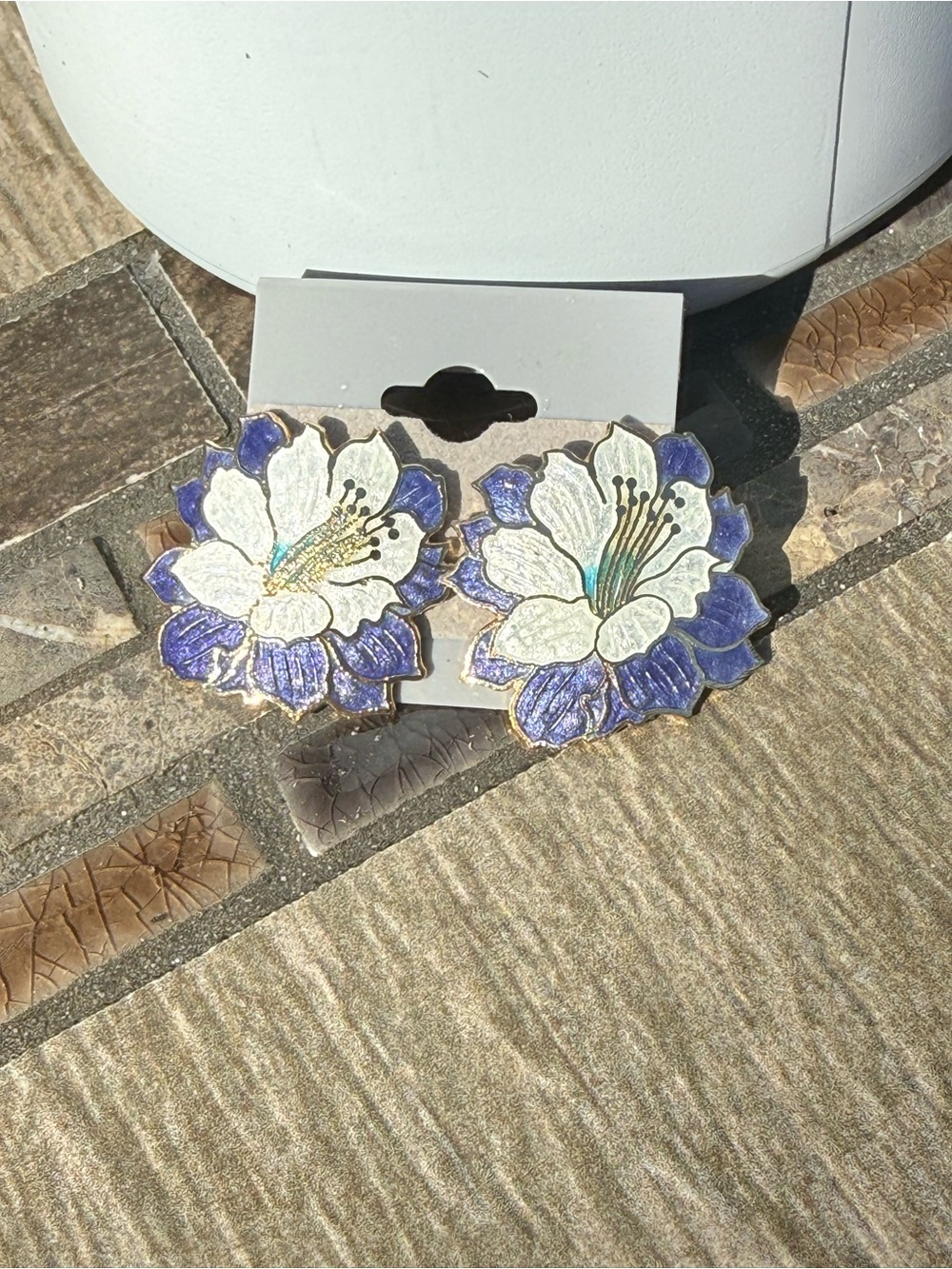 Vintage Avon cloisonné enamel flower Lilly Earrings Purple White - Picture 1 of 4